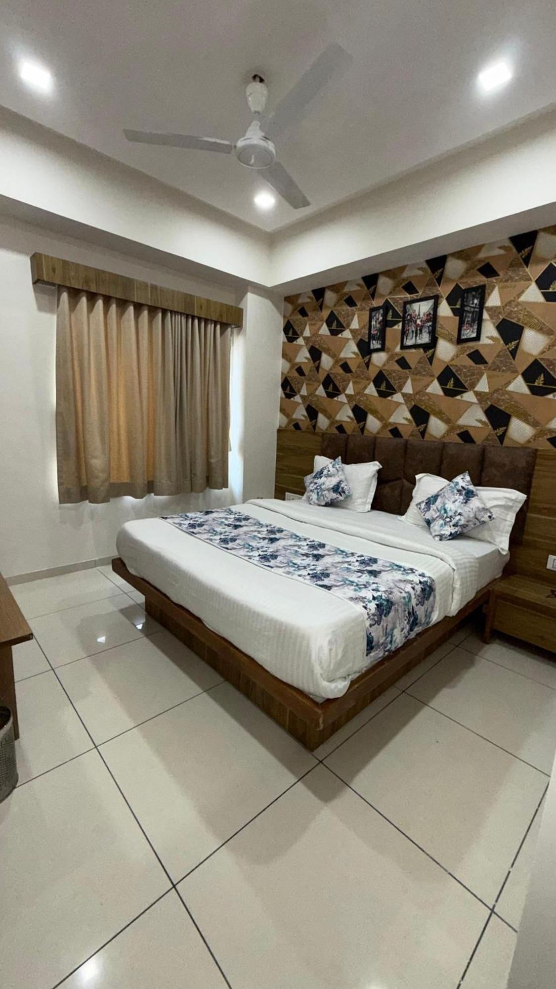 Hotelsuncity Inn Vadodara Exteriör bild
