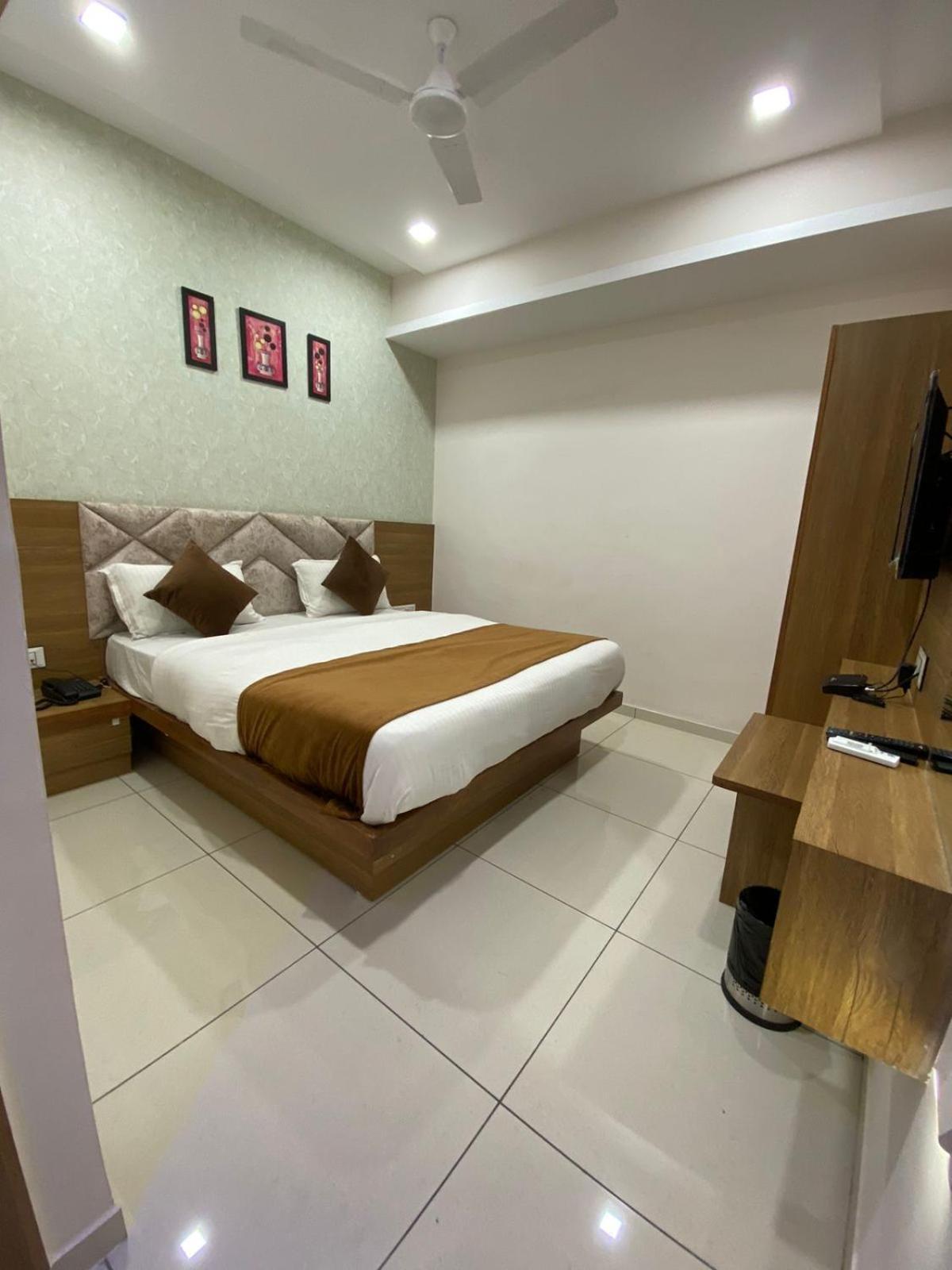 Hotelsuncity Inn Vadodara Exteriör bild